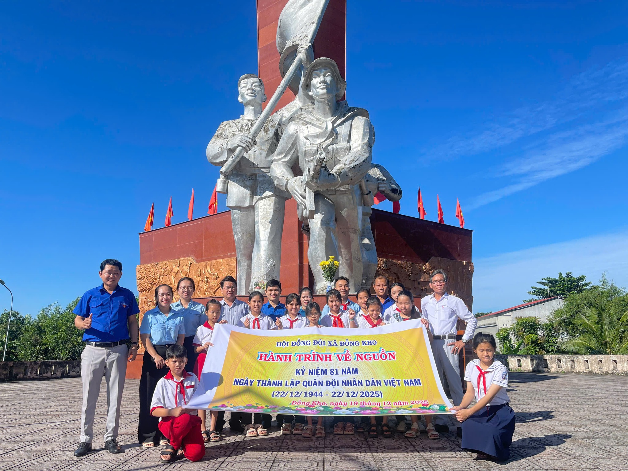 Liên Đội trường THCS Huy Khiêm tổ chức chương trình tìm hiểu lịch sử với chủ đề "Tiếp bước cha anh"